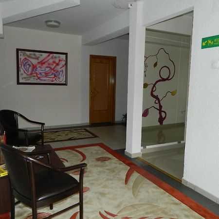 Hotel Tranzzit Bukares Bagian luar foto