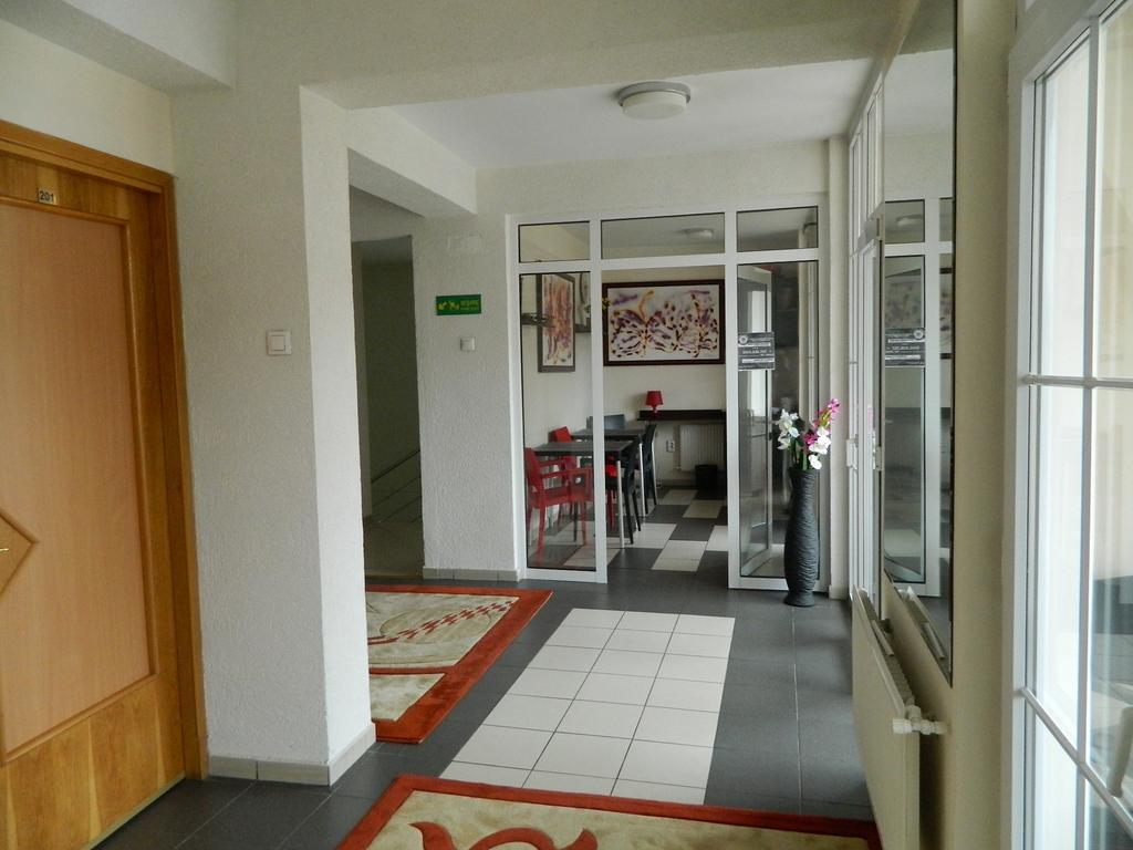 Hotel Tranzzit Bukares Bagian luar foto