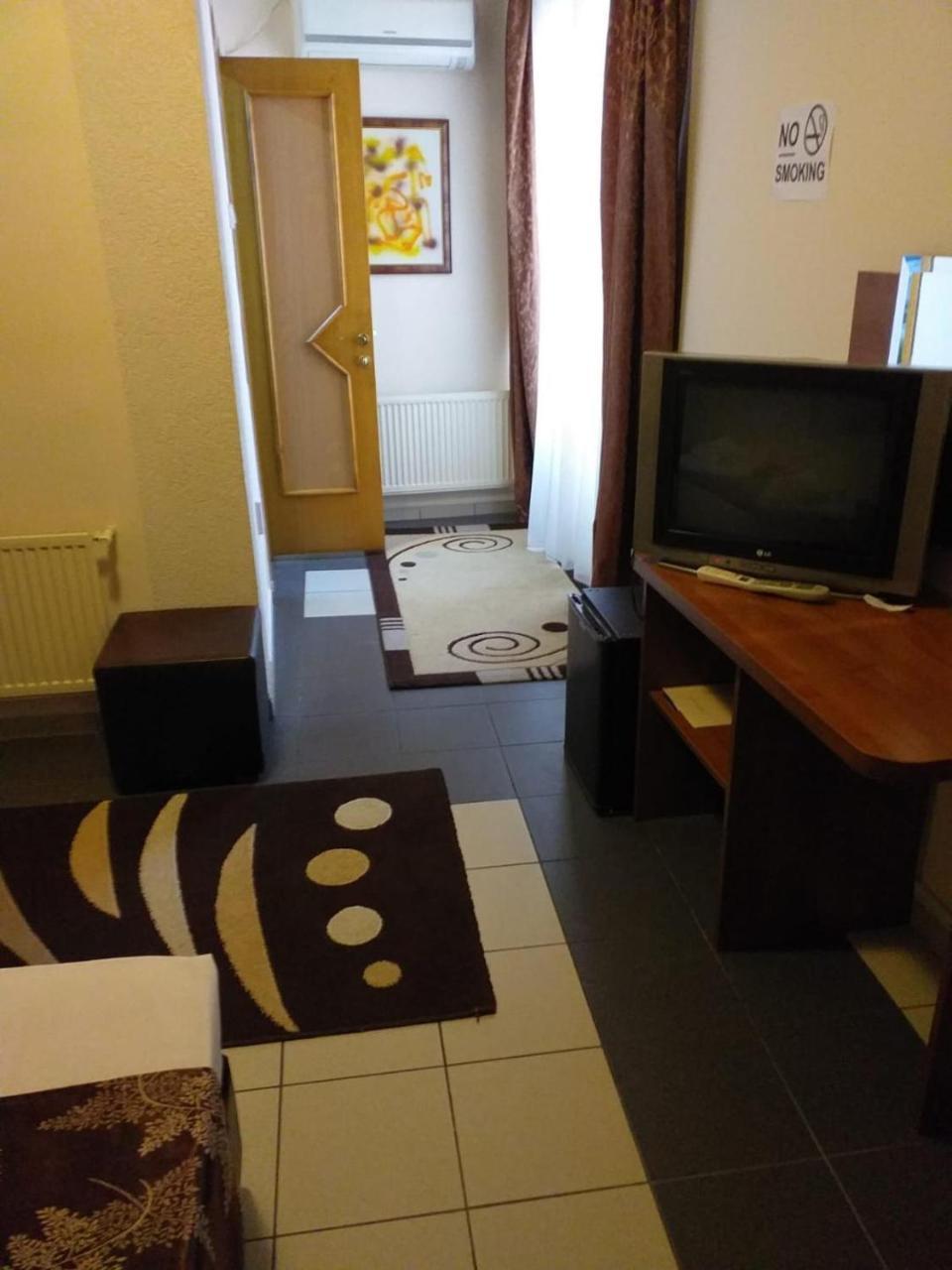 Hotel Tranzzit Bukares Bagian luar foto