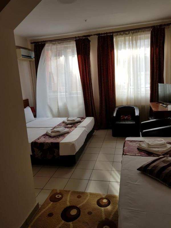 Hotel Tranzzit Bukares Bagian luar foto